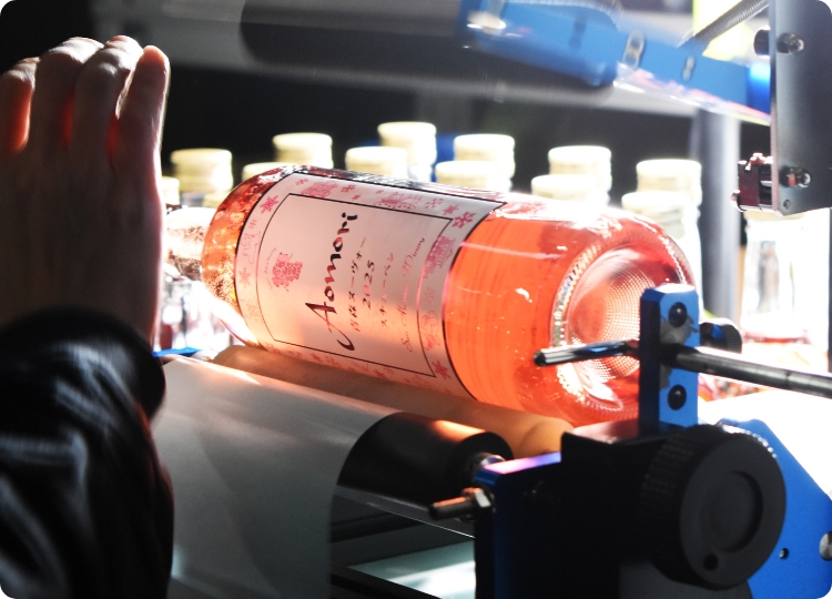 青森ヌーヴォーラベル貼り作業